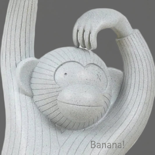 Mono decorativo sosteniendo una bandeja
