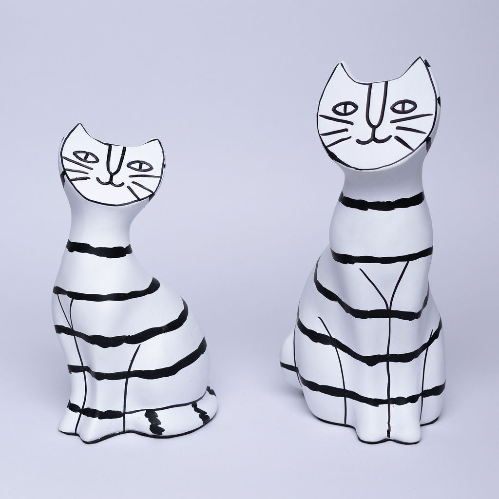 Gatos decorativos con estilo ilustrado y líneas simples