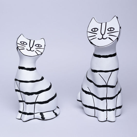 Gatos decorativos con estilo ilustrado y líneas simples