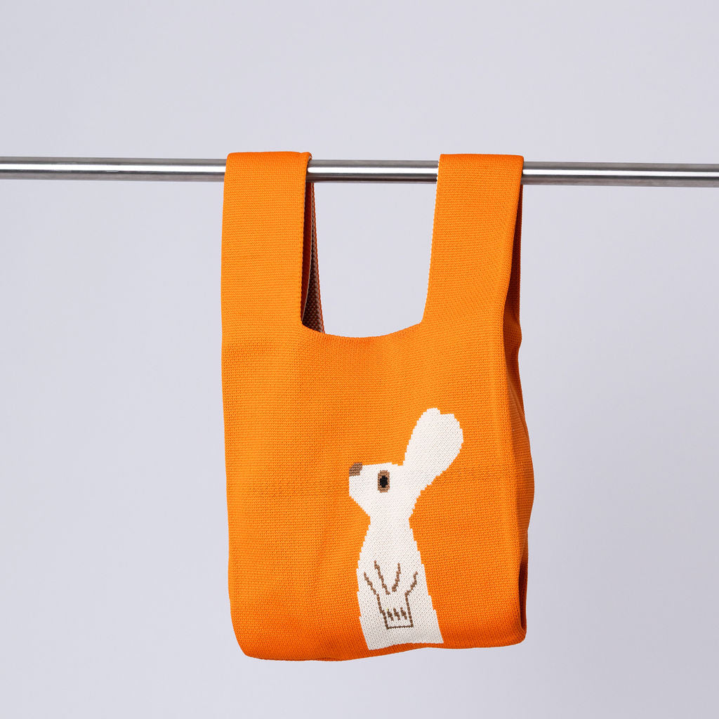Bolsa tejida con forma de liebre color naranja