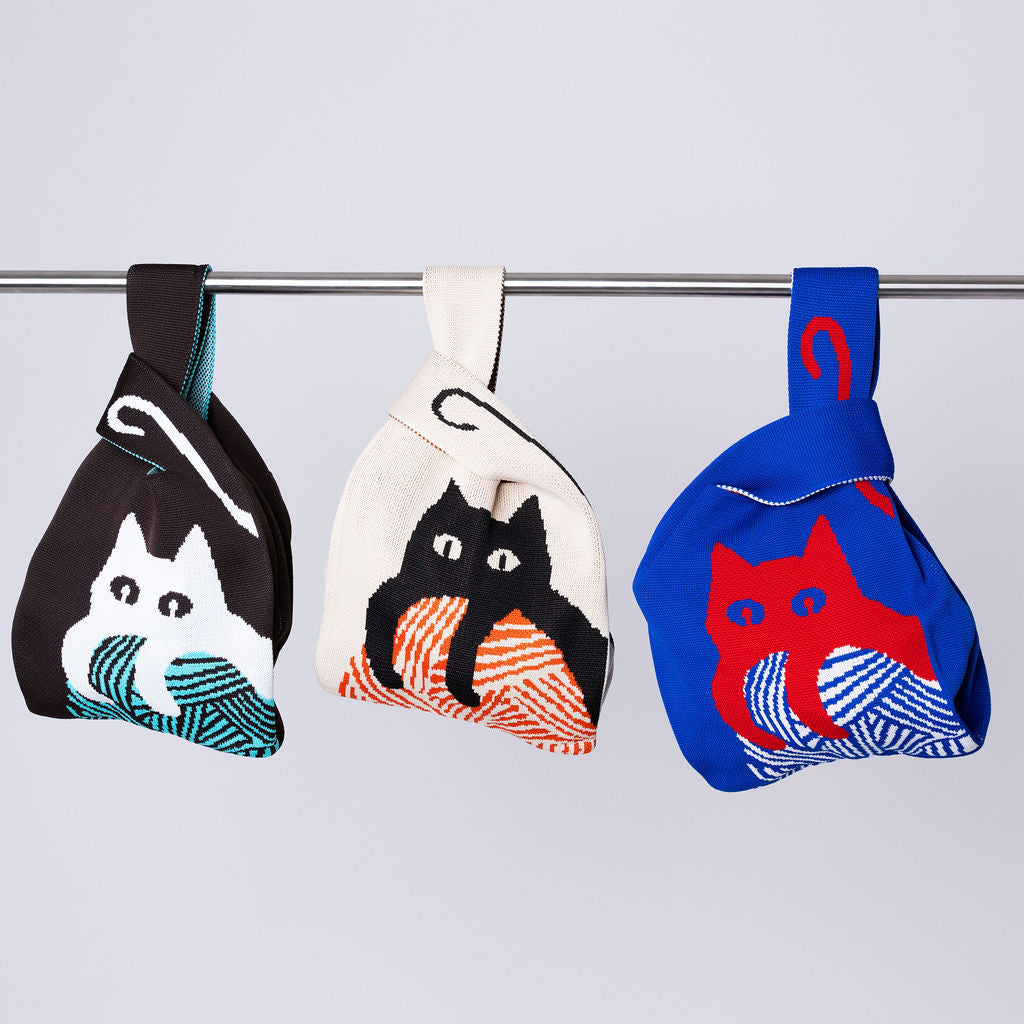 Bolsa tejida con gato y ovillo decorativo