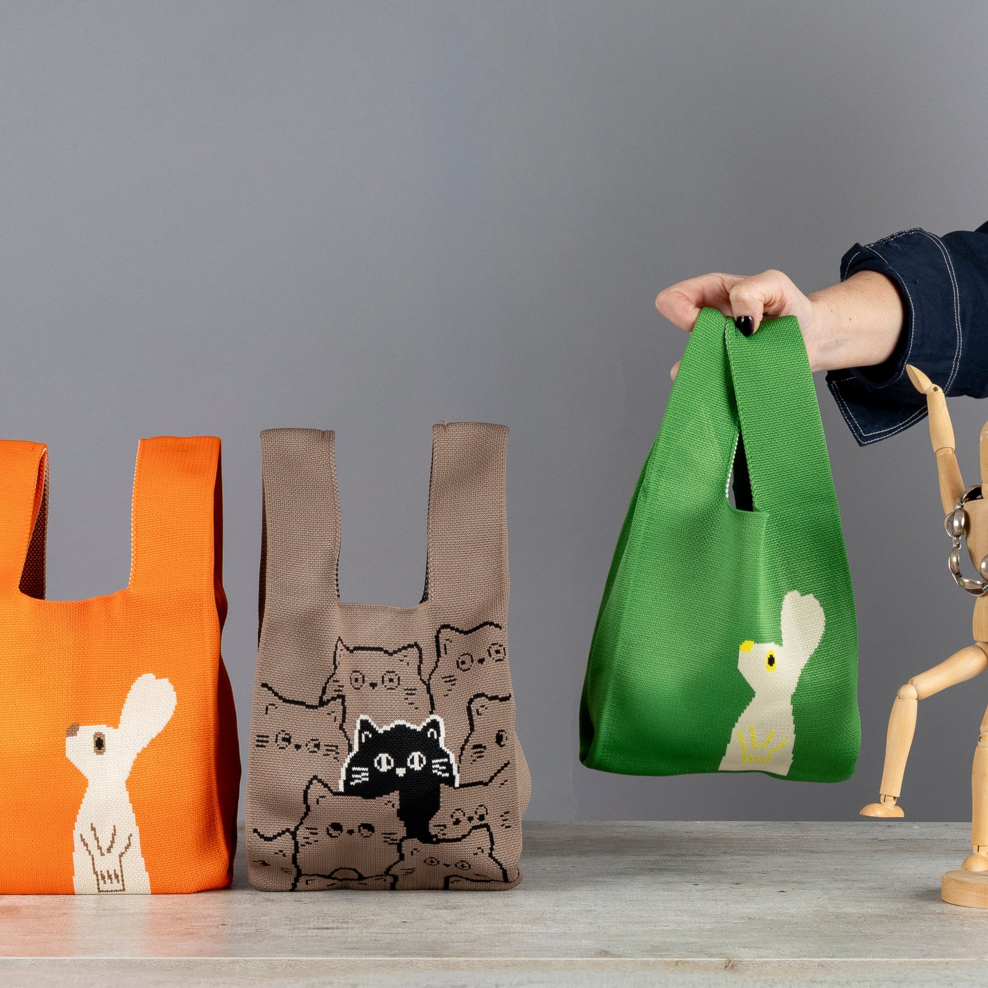 Bolsas tejidas con forma de gato y liebre.