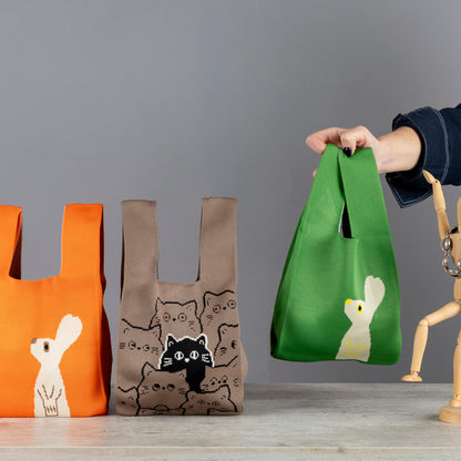 Bolsas tejidas con forma de gato y liebre.