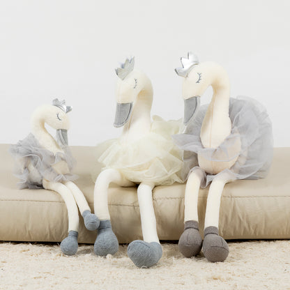 Cisne de peluche decorativo sobre cama infantil