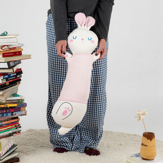 Coneja dormilona de peluche con forma alargada