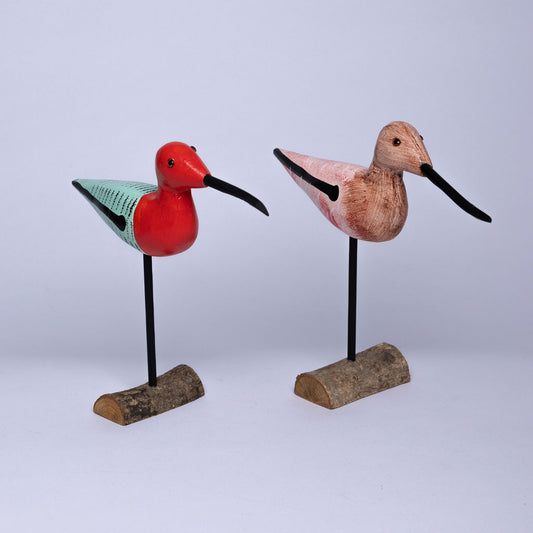 Figuras de aves de madera sobre base natural
