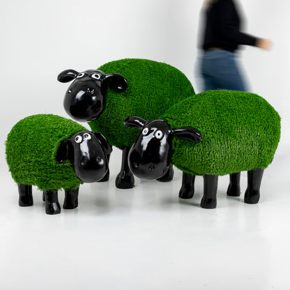 Familia de ovejas XL decorativas junto a una persona mostrando referencia de tamaño