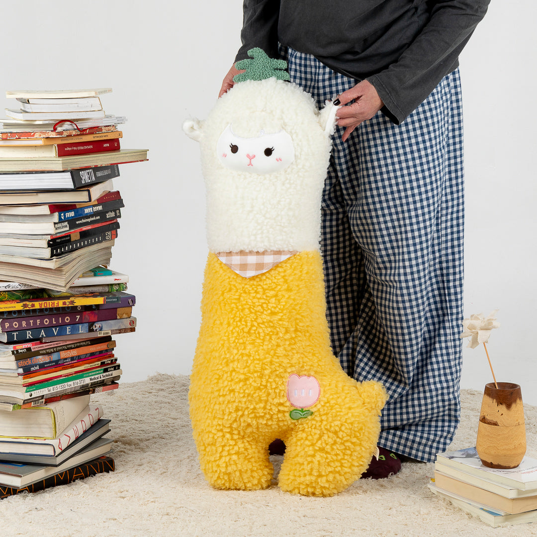 Almohadón peluche Frutipaca sobre cama o sillón