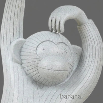 Mono decorativo sosteniendo una bandeja