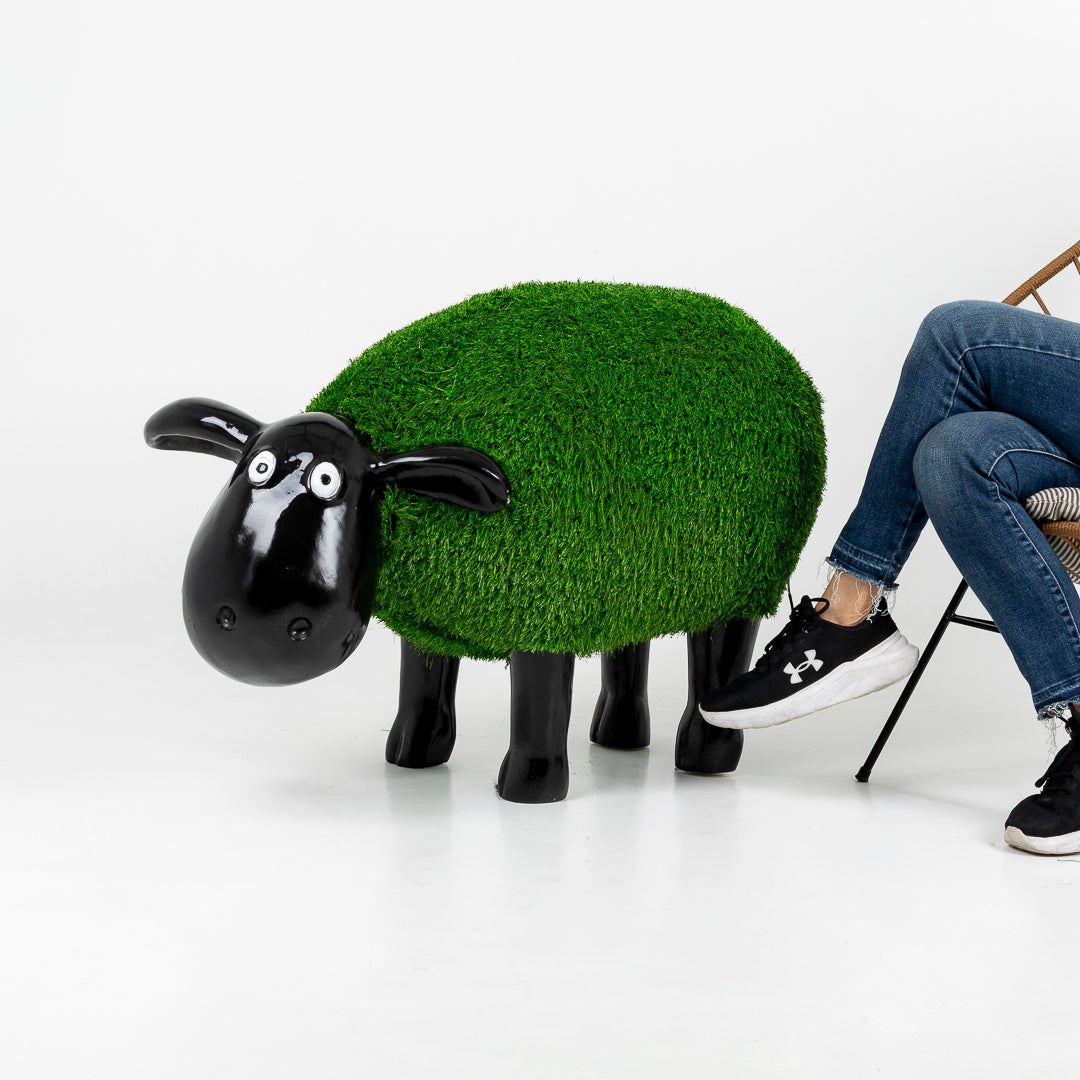 Figura decorativa Oveja Jardín con acabado de pasto sintético