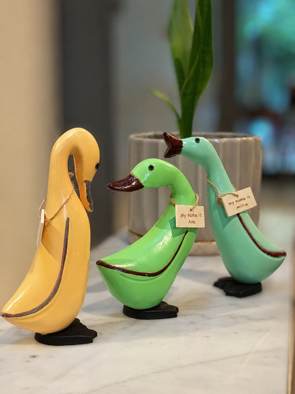 Patos Banana decorativos sobre biblioteca o estantería