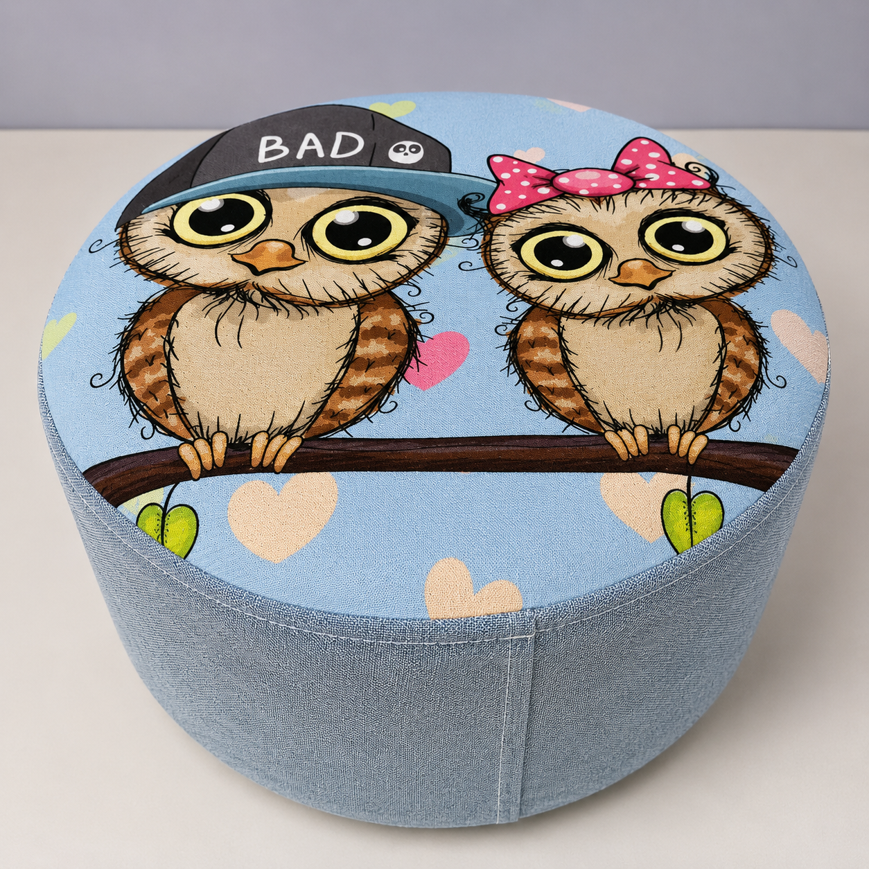 Puf infantil redondo estampado con estampado de buhos en una rama